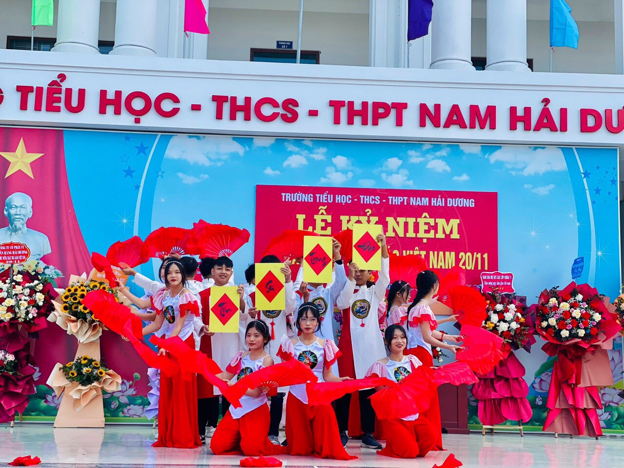 HOẠT ĐỘNG TẬP THỂ